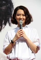 组图：戚薇签售会恰逢母亲节 献唱感激阿姨粉