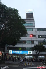 组图：大S产女母女均安 医院外大批媒体守候