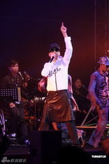 组图：蔡枫华演唱会完美收官 自言置之死地而后生