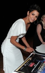 高清图：CNN年度英雄晚会 阿尔芭与黛米-摩尔比美