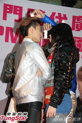 组图：JPM元旦赴港受惊吓 被女粉丝前后夹抱