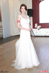 组图：吴千语穿婚纱亮相 妆容精致甜美妩媚