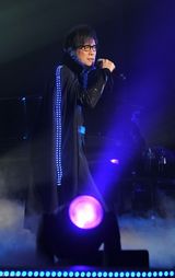 组图：罗大佑上海开唱 和红衣美女大跳探戈