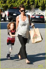 组图：哈利贝瑞携女血拼 女儿撒娇卖萌