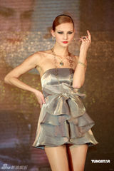 幻灯图：熊黛林超短裙装性感亮相 不慎露底走光