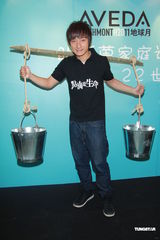 组图：袁咏仪方力申身体力行挑水做慈善