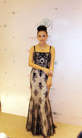 组图：张雨绮亮相京城典雅高贵 身段娇美似性感芭比