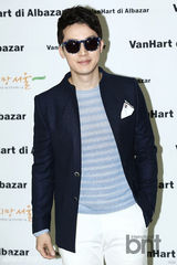 组图：韩星金宇彬郑京浩等献华丽T台秀