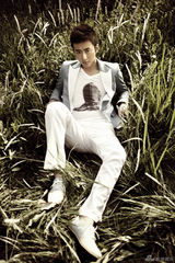 组图：高梓淇被封微笑哥 拍新写真显温暖气质