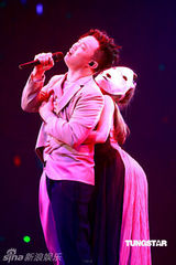 幻灯图：陈奕迅个唱为张国荣流泪 父亲妻女纷纷捧场