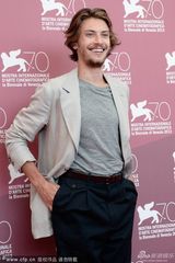 组图：竞赛片《无畏者》发布 男星做鬼脸搞怪