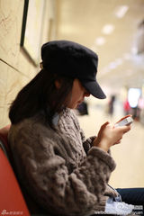 组图：高圆圆亮相米兰时装周 黑金战袍刮中性风