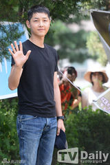 组图：韩星宋仲基入伍短发帅气 将服现役21个月