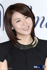 组图：河智苑亮相活动展清纯优雅姿态