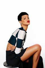 组图：蕾哈娜半裸秀美背 烈焰红唇似性感猫女