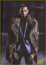 组图：克里斯-布朗杂志大片另类 穿盔甲自摸私处