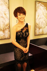 组图：谢楠成都出席活动蕾丝长裙小秀性感