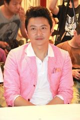 组图：涂松岩海量帅气私搭照多样造型