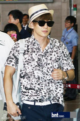 组图：SJ少女时代亮相机场将赴日演出