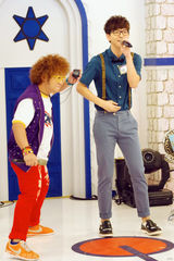 组图：胡夏台北节目唱新歌 挑战拉长音展唱功