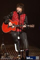 组图：金章勋办个唱舞台绚丽粉丝热情捧场