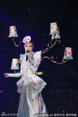 组图：黄伟文作品展开唱 陈奕迅拄拐演唱助阵