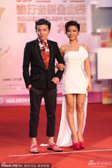 组图：艾怡良性感秀美腿 工作人员蹲地理裙摆