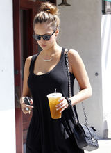 高清图：杰西卡-阿尔芭黑衣亮相 产后胸围上涨