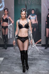 组图：吴亚馨内衣走秀展现终极饱满度