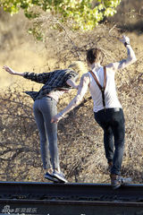 组图：泰勒MV与男模亲昵搂抱 金鸡独立露奶罩