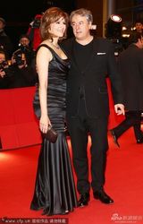 组图：《修女》主创亮相 马蒂娜-戈黛特晒翘臀