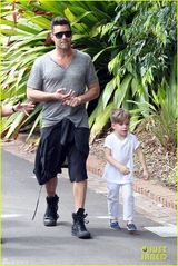组图：瑞奇马丁携爱子亮相 壮硕身材父爱爆棚