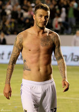 高清组图：贝克汉姆赢球脱上衣秀身材 儿子观战