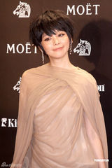 组图：徐若瑄衣服被台风吹起 忧心走光花容失色