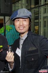 组图：黄子华入选男神榜 自嘲吃云吞有一手