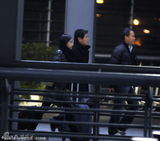 组图：郭晶晶素颜抵沪自推行李 寒风中苦等座驾