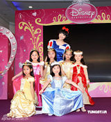 幻灯：模特陈嘉宝化身白雪公主 挑选迪斯尼小公主