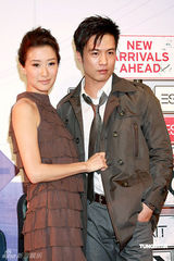 幻灯图：谢婷婷安志杰情侣档走秀 坐男友大腿摆造型