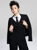 组图：小陶虹拍中性西装写真 展现御姐范儿