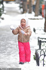 组图：杰西卡-帕克雪天送可爱双胞女儿上学