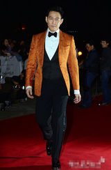 组图：李政宰黄色印花西服亮相 显成熟绅士气质