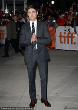 组图：《帕克兰医院》发布会 埃夫隆电眼迷人