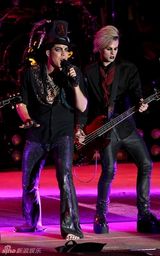 幻灯图集：美偶冠军亚当-兰伯特洛杉矶性感开唱