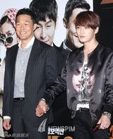 组图：金在中休闲装出席首映 明眸温柔放电