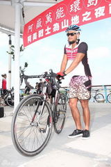 组图：张震岳抛颓废风走运动路线 骑单车环岛