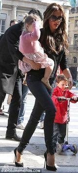 组图：贝嫂抱女出街爱子护驾 哈珀挖鼻吮指呆萌