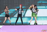 组图：香港巨蛋音乐节f(x)领衔冒台风献歌舞