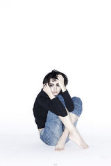 组图：李媛烟熏颓废写真 裸背上阵挑战性感