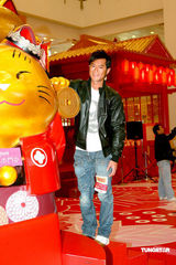 古天乐宣传电影派红包 吴君如新戏将与陈可辛合作 