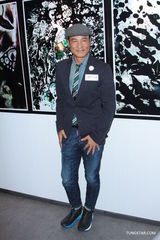 组图：任达华展出私人画作 陈志云现身捧场